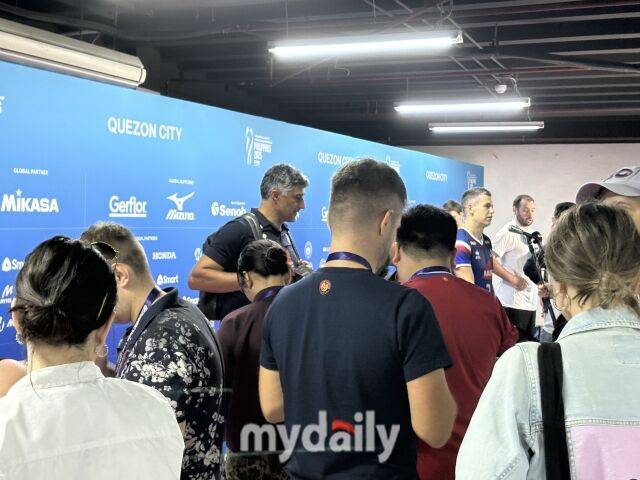 기자들에게 둘러쌓인 안드레아 지아니 감독./케손 시티=김희수 기자