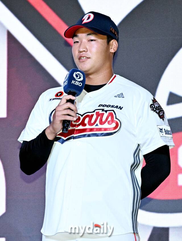 마산용마고 김주오가 17일 오후 서울 잠실 롯데호텔에서 진행된 '2026 KBO 신인 드래프트'에서 1라운드 7순위로 두산에 지명된 뒤 소감을 말하고 있다. 이번 드래프트는 전면 드래프트 방식으로 총 11라운드에 걸쳐 진행되며, 총 1,261명의 대상자 중 최대 110명이 KBO 10개 구단의 새 식구로 합류하게 된다. 지명 순서는 2024시즌 최종 순위 역순에 따라 키움 히어로즈를 시작으로 NC 다이노스, 한화 이글스, 롯데 자이언츠, SSG 랜더스, KT 위즈, 두산 베어스, LG 트윈스, 삼성 라이온즈, KIA 타이거즈 순으로 진행된다./마이데일리
