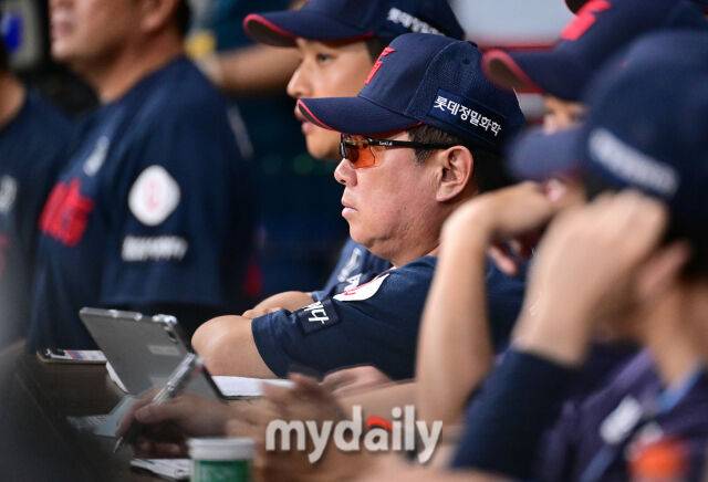 2025년 7월 23일 오후 서울 고척스카이돔에서 열린 '2025 신한 SOL뱅크 KBO 리그' 롯데 자이언츠와 키움 히어로즈의 경기. 롯데 김태형 감독이 경기를 지켜보고 있다./마이데일리
