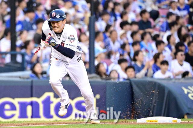 2025년 8월 28일 오후 서울 잠실구장에서 열린 '2025 신한 SOL뱅크 KBO 리그' 삼성 라이온즈와 두산 베어스의 경기. 두산 3루 주자 안재석이 1회말 무사 2.3루서 케이브의 좌익수 플라이 때 홈으로 뛰고 있다./마이데일리