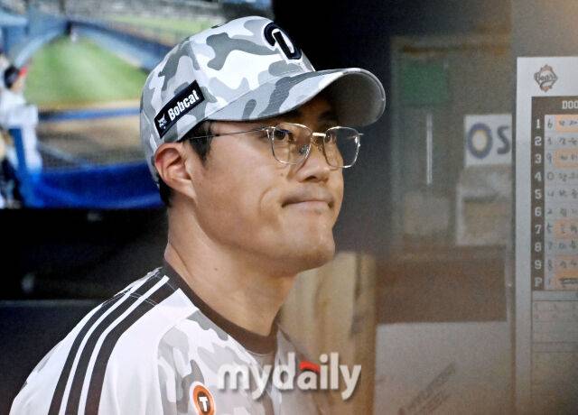 10일 오후 서울 잠실야구장에서 진행된 '2025 프로야구 KBO리그' 두산베어스와 LG트윈스의 경기. 두산 조성환 감독대행이 선수들을 지켜보고 있다./마이데일리