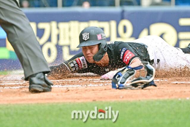 6일 서울 잠실야구장에서 열린 '2025 신한 SOL BANK KBO리그' KT 위즈와 두산 베어스 경기. KT 배정대가 3회초 2사 2루 김민혁 적시타에 동점 득점을 올리고 있다./마이데일리