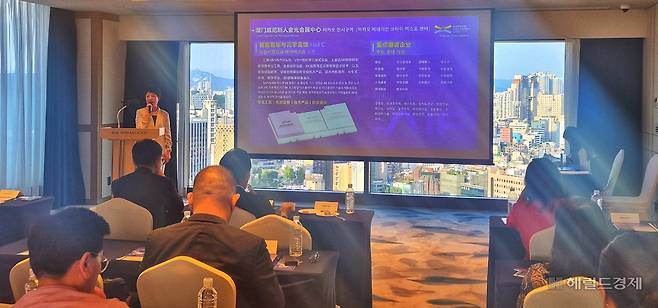 유잉 중국전자상회 상무부비서장이 지난 15일 서울 중구 앰배서더 서울 풀만 호텔에서 열린 ‘2025 글로벌 스마트 기계 및 전자제품 박람회’ 홍보회에서 질의응답을 하고 있다. [사진=정경수 기자]