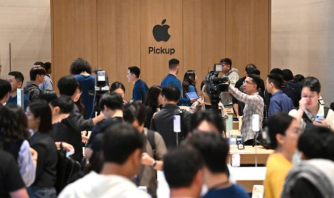애플 아이폰17 시리즈 국내 공식 출시일인 19일 오전 서울 중구 명동 애플스토어를 찾은 고객들이 아이폰17 제품을 살펴보고 있다. 임세준 기자