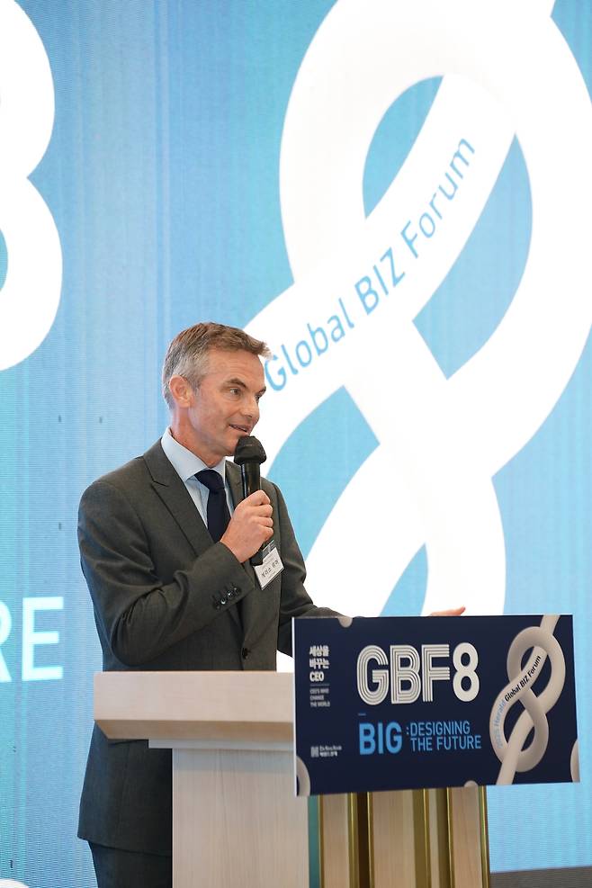 게러스 위어(Gareth Weir) 주한 영국 대리대사가 지난 17일 앰배서더 서울 풀만 호텔에서 헤럴드미디어그룹 주최로 열린 글로벌 비즈 포럼(GBF) 제8기 개강식에서 축사를 하고 있다. [The Korea Herald]