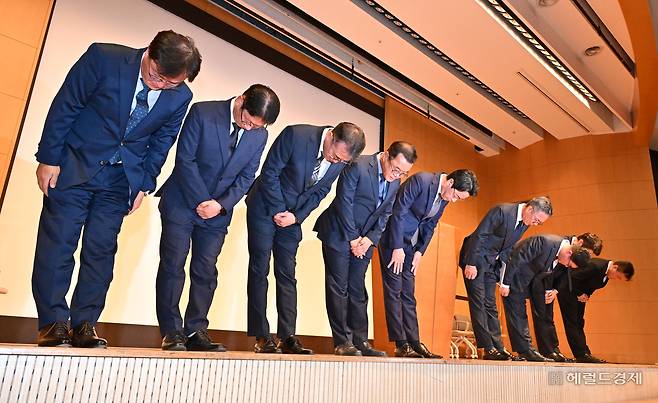 조좌진(왼쪽 다섯 번째) 롯데카드 대표이사가 18일 오후 서울 중구 부영태평빌딩에서 열린 기자회견에서 롯데카드 대규모 해킹 사고와 관련해 임원들과 함께 대국민 사과를 하고 있다. 롯데카드는 약 960만 명의 회원을 보유한 업계 5위권 카드회사이며 최근 해킹 공격 피해 조사 결과 297만 명의 회원 정보가 유출된 것으로 알려졌다. 임세준 기자