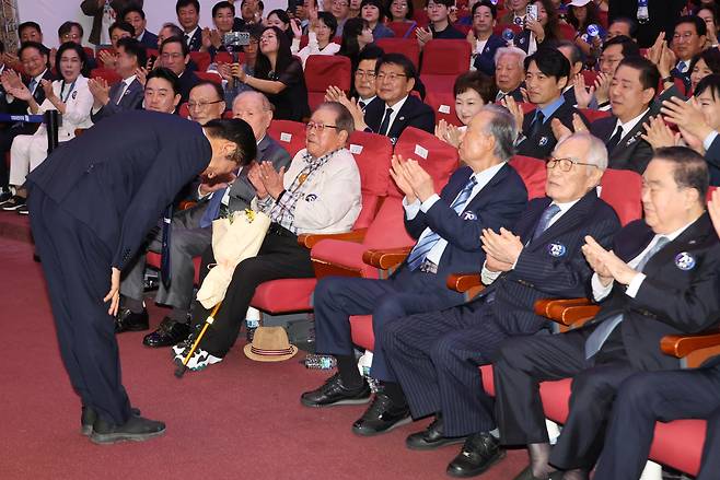 정청래 더불어민주당 대표가 19일 국회 의원회관에서 열린 창당 70주년 기념식 ‘국민과 함께, 당원과 함께 민주 70’에서 참석자들을 향해 인사하고 있다. [연합]