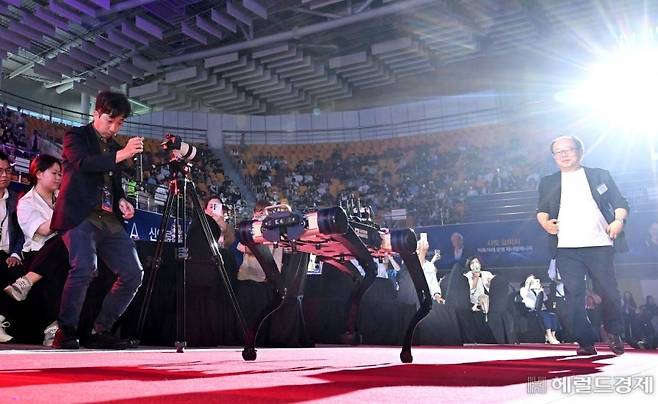 오준호(오른쪽) 레인보우로보틱스 설립자가 로봇과 함께 등장한 모습.