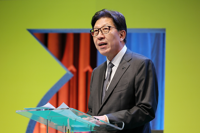 박형준 부산시장이 최근 부산 지역 언론이 실시한 여론조사에서 더불어민주당 부산시장 후보군인 전재수 해양수산부 장관에 1위 자리를 잇따라 내주며 3선 가도에 빨간불이 켜졌다는 평가가 나온다. 사진은 지난 10일 영국 런던에서 열린 제34회 세계디자인총회에서 ‘2028 세계디자인수도(WDC)’ 지정 수락연설을 하는 모습. [부산광역시 제공]