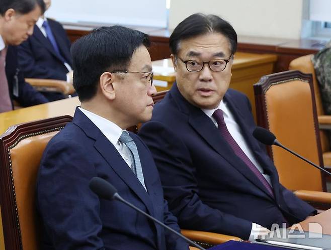 [서울=뉴시스] 고승민 기자 = 최상목 대통령 권한대행 겸 기획재정부 장관과 정진석 대통령 비서실장이 지난 2월 서울 여의도 국회에서 열린 윤석열 정부의 비상계엄 선포를 통한 내란혐의 진상규명 국정조사특별위원회 전체회의(청문회)에 출석해 대화하고 있다. 2025.02.06. kkssmm99@newsis.com