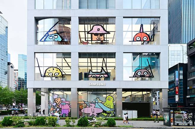 삼성 강남에 새롭게 오픈한 장 줄리앙 종이 인형 모티브의 ‘갤럭시 Z 폴드7∙Z 플립7’ 전시 체험존 ‘INTO the Galaxy UNFOLDERS’ 외부 전경(사진=삼성전자 제공) *재판매 및 DB 금지