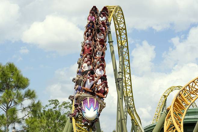 [ 올랜도( 미 플로리다주)=AP/뉴시스]30대 남성이 타박상을 입고 사망한 올랜도 유니버설 리조트의 스타더스트 레이서 롤러코스트가 올해 4월 10일 관람객들을 태운 채 급회전을 하고 있다.  2025. 09.19.