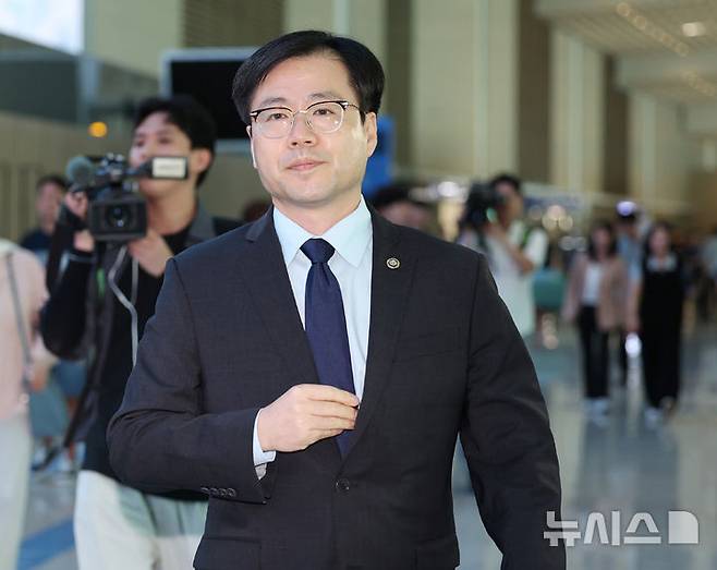 [인천공항=뉴시스] 김진아 기자 = 여한구 산업통상자원부 통상본부장이 한미 관세협상 관련 후속 협의를 위해 15일 오전 인천국제공항 제2터미널에서 워싱턴 DC로 출국하던 중 취재진의 질문에 답하고 있다. 2025.09.15. bluesoda@newsis.com