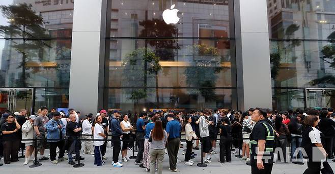 [서울=뉴시스] 김혜진 기자 = 19일 서울 중구 명동 애플스토어에서 고객들이 애플 신제품 아이폰17 시리즈 구매하기 위해 줄을 서고 있다. 2025.09.19. jini@newsis.com