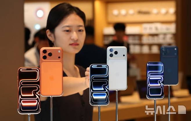 [서울=뉴시스] 김혜진 기자 = 19일 서울 중구 명동 애플스토어에서 고객들이 애플 신제품 아이폰17 시리즈를 살펴보고 있다. 2025.09.19. jini@newsis.com