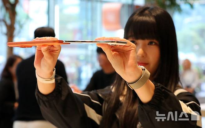 [서울=뉴시스] 김혜진 기자 = 19일 서울 중구 명동 애플스토어에서 고객들이 애플 신제품 아이폰17 시리즈를 살펴보고 있다. 2025.09.19. jini@newsis.com