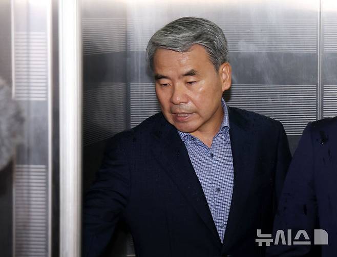 [서울=뉴시스] 홍효식 기자 = 이종섭 전 국방부 장관이 지난 17일 오전 서울 서초구 순직해병 특검 사무실에 참고인 신분으로 조사를 받기 위해 출석하고 있다. 2025.09.17. yesphoto@newsis.com