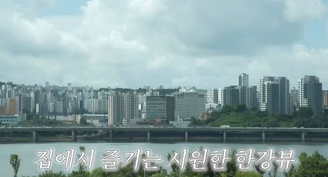 [서울=뉴시스] 코미디언 부부 김준호, 김지민이 신혼집을 공개했다. (사진=유튜브 채널 '준호 지민' 캡처) 2025.09.19. photo@newsis.com *재판매 및 DB 금지