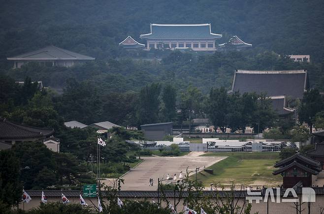 [서울=뉴시스] 정병혁 기자 = 청와대가 이재명 대통령의 집무실 복귀를 앞두고 보안 및 안전 점검을 위해 1일부터 일반인 관람이 임시 중단된다. 사진은 1일 서울 종로구 청와대. 2025.08.01. jhope@newsis.com