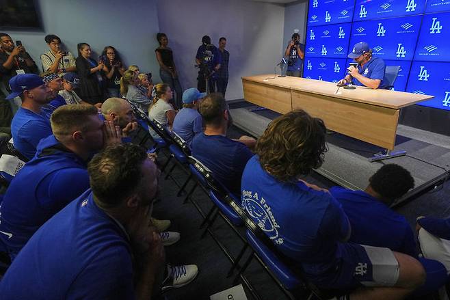 [로스앤젤레스=AP/뉴시스] 로스앤젤레스(LA) 다저스의 클레이튼 커쇼(37)가 18일(현지 시간) 미 캘리포니아주 LA 다저 스타디움에서 은퇴 기자회견을 하고 있다. LA 다저스의 살아있는 전설 커쇼는 이번 시즌을 끝으로 은퇴한다고 밝혔다. 그는 19일 샌프란시스코 자이언츠와의 홈경기에 마지막 선발로 나선다. 2025.09.19.