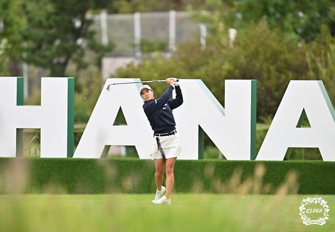 [서울=뉴시스] 이민지가 19일 인천 베어즈베스트 청라(파72)에서 열린 한국여자프로골프(KLPGA) 투어 하나금융그룹 챔피언십 2라운드 1번 홀에서 티샷하고 있다. (사진=KLPGA 제공). 2025.09.19. *재판매 및 DB 금지