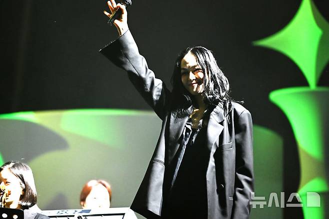 [수원=뉴시스] 김종택 기자 = '2025 수원재즈페스티벌'이 열린 19일 오후 경기 수원시 광교호수공원 재미난 밭에 마련된 무대에서 국내 대표 뮤지션 김윤아가 열띤 공연을 펼치고 있다. 2025.09.19. jtk@newsis.com