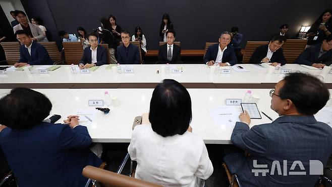 [서울=뉴시스] 배훈식 기자 = 조좌진 롯데카드 대표를 비롯한 임원들이 19일 오후 서울 종로구 롯데카드 본사 현장조사에 나선 최민희 국회 과학기술정보통신위원장을 비롯한 더불어민주당과 조국혁신당 과방위 위원들의 발언을 듣고 있다. (공동취재) 2025.09.19. photo@newsis.com