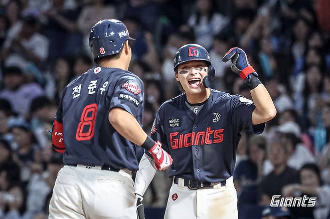 [서울=뉴시스] 프로야구 롯데 자이언츠 전준우가 19일 창원NC파크에서 열린 2025 신한 쏠뱅크 KBO리그 NC 다이노스와의 경기 6회 홈런을 친 뒤 윤동희의 축하를 받고 있다. (사진=롯데 자이언츠 제공) 2025.09.19. *재판매 및 DB 금지