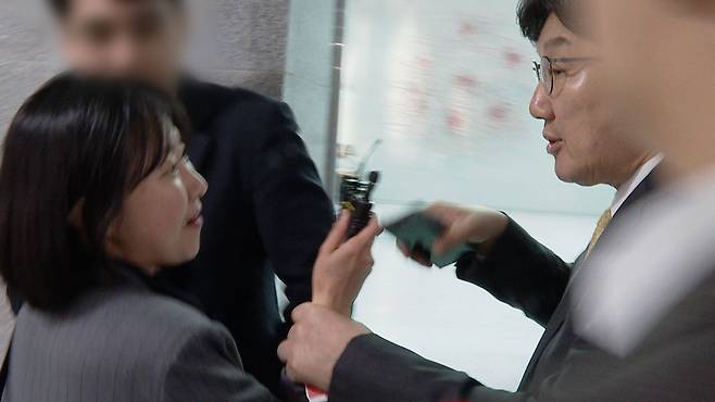 ▲ 지난 4월 16일, 권성동 국민의힘 원내대표가 국회 의원회관에서 뉴스타파 이명주 기자의 손목을 잡아 끄는 장면.&nbsp;