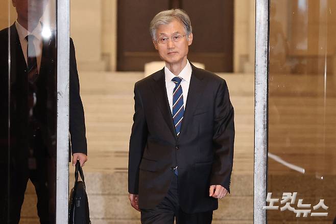 조희대 대법원장이 17일 오후 서울 서초구 대법원에서 퇴근하고 있다. 조 대법원장은 이날 한덕수 전 국무총리와 이재명 대통령의 공직선거법 위반 사건 처리를 논의했다는 의혹을 전면 부인했다. 류영주 기자