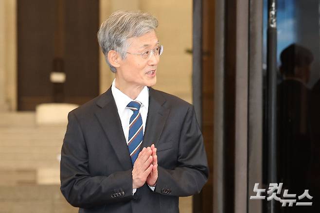 조희대 대법원장이 17일 오후 서울 서초구 대법원에서 퇴근하고 있다. 조 대법원장은 이날 한덕수 전 국무총리와 이재명 대통령의 공직선거법 위반 사건 처리를 논의했다는 의혹을 전면 부인했다. 류영주 기자