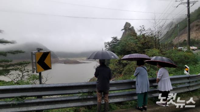 지난 17일 오후 강릉지역에 호우주의보가 내려진 가운데 시간당 30mm의 폭우에도 오봉저수지를 찾은 주민들. 전영래 기자