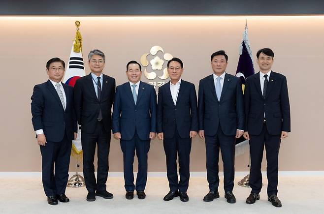 박관천 대통령경호처 정책관, 박정상 대한사격연맹 사무처장, 강연술 대한사격연맹 회장, 황인권 대통령경호처장, 신동욱 대한사격연맹 대외협력관, 신호태 대한사격연맹 행정감사겸 충북사격연맹회장(왼쪽부터). 대한사격연맹
