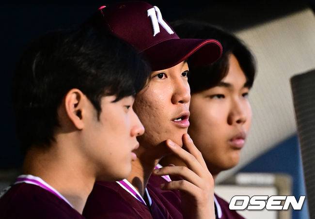 [OSEN=잠실, 지형준 기자] 군 복무를 마치고 1군 엔트리에 등록되며 선수단에 합류한 안우진이 더그아웃에서 정현우, 박정훈에 조언을 건네고 있다.