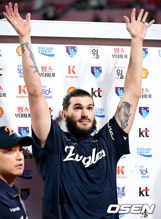 [OSEN=수원, 최규한 기자] 프로야구 한화 이글스가 18일 수원KT위즈파크에서 열린 2025 신한 SOL뱅크 KBO리그 KT 위즈와의 시즌 9차전에서 5-0으로 승리했다.&nbsp;경기를 마치고 승리투수 한화 코디 폰세가 팬들의 환호에 답하고 있다. 2025.07.18 / dreamer@osen.co.kr