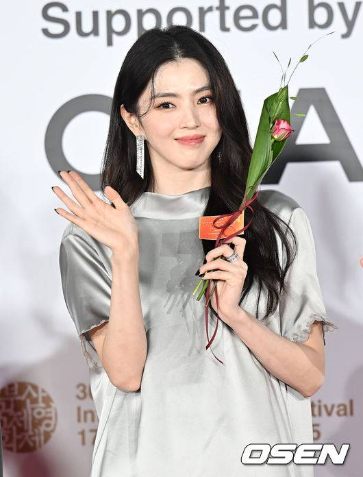 [OSEN=부산, 이석우 기자] 17일 부산 해운대구 센텀시티 영화의 전당에서 배우 이병헌의 사회로 제30회 부산국제영화제 개막식이 열렸다.BIFF는 그간 비경쟁영화제였지만 30주년을 맞이한 올해 본격적인 경쟁부문을 신설했다. ‘아시아의 시선으로 아시아를 바라본다’는 관점에서 시작한 제1회 ‘부산 어워드’는 아시아 주요 작품 14편을 초청해 대상, 감독상, 심사위원 특별상, 배우상, 예술공헌상 등 5개 부문에서 시상한다.한소희가 개막식 포토월에서 포즈를 취하고 있다. 2025.09.17 / foto0307@osen.co.kr