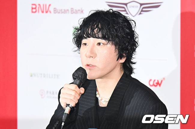 [OSEN=부산, 이석우 기자] 19일 부산 해운대구 영화의전당 비프힐에서 제30회 부산국제영화제 영화 ‘굿뉴스’ 기자회견이 열렸다.변성현 감독, 배우 설경구, 홍경, 야마다 타카유키가 자리했다.변성현 감독이 기자들의 질문에 답하고 있다. 2025.09.19 / foto0307@osen.co.kr