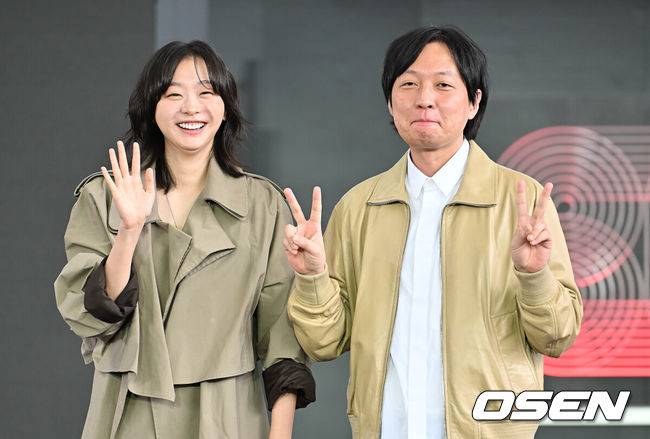 [OSEN=부산, 이석우 기자] 19일 부산 해운대구 영화의전당 BIFF 야외무대에서 제30회 부산국제영화제(BIFF) 영화 ‘대홍수’ 야외무대인사가 열렸다.이번 부산국제영화제에서는 개막작 ‘어쩔수가 없다’를 시작으로 공식 초청작 64개국 241편과 커뮤니티비프 상영작까지 합쳐 총 328편이 상영된다. 올해는 신설된 경쟁 부문 14편을 초청해 다섯 개의 ‘부산 어워드’ 상을 시상한다. 아시아 영화를 대상으로 대상, 감독상, 심사위원 특별상, 배우상(2명), 예술공헌상 등 5개 부문에 걸쳐 시상한다. 수상자에게는 태국의 세계적인 감독이자 설치미술가인 아피찻퐁 위라세타쿤의 컨셉을 디자인한 트로피가 수여된다.김병우 감독과 배우 김다미가 야외무대인사를 마치고 포토 타임을 갖고 있다. 2025.09.19 / foto0307@osen.co.kr