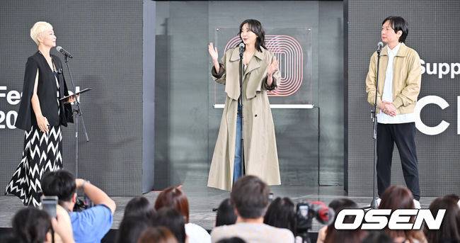 [OSEN=부산, 이석우 기자] 19일 부산 해운대구 영화의전당 BIFF 야외무대에서 제30회 부산국제영화제(BIFF) 영화 ‘대홍수’ 야외무대인사가 열렸다.이번 부산국제영화제에서는 개막작 ‘어쩔수가 없다’를 시작으로 공식 초청작 64개국 241편과 커뮤니티비프 상영작까지 합쳐 총 328편이 상영된다. 올해는 신설된 경쟁 부문 14편을 초청해 다섯 개의 ‘부산 어워드’ 상을 시상한다. 아시아 영화를 대상으로 대상, 감독상, 심사위원 특별상, 배우상(2명), 예술공헌상 등 5개 부문에 걸쳐 시상한다. 수상자에게는 태국의 세계적인 감독이자 설치미술가인 아피찻퐁 위라세타쿤의 컨셉을 디자인한 트로피가 수여된다.김병우 감독과 배우 김다미가 야외무대인사를 하고 있다. 2025.09.19 / foto0307@osen.co.kr