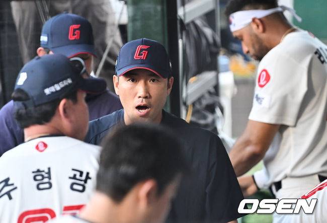 [OSEN=부산, 이석우 기자] 17일 부산 사직야구장에서 2025 신한 SOL 뱅크 KBO 리그 롯데 자이언츠와 삼성 라이온즈의 경기가 열렸다. 홈팀 롯데는 감보아가, 방문팀 삼성은 이승현이 선발 출전했다.롯데 자이언츠 전준우가 더그아웃에서 선수들을 독려하고 있다. 2025.08.17 / foto0307@osen.co.kr