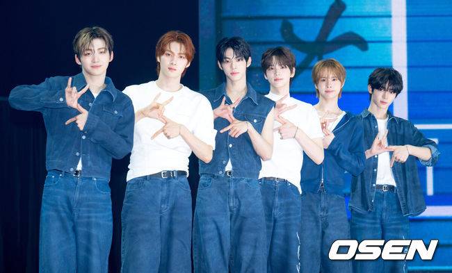 [OSEN=김성락 기자] 21일 오후 한남동 블루스퀘어 SOL트래블홀에서 그룹 투어스(TWS)의 미니 3집 ‘TRY WITH US’ 발매 기념 미디어 쇼케이스가 열렸다. ‘TRY WITH US’는 스무 살 문턱에 선 투어스 멤버들의 모습을 비춘다. 처음 마주하는 일들에 용감하게 뛰어드는 청춘의 에너지를 앨범에 녹여 상쾌한 사운드와 소년미 넘치는 청량 매력을 뽐낸다. 그룹 투어스가 포즈를 취하고 있다. 2025.04.21 / ksl0919@osen.co.kr