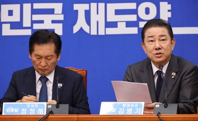 ▲더불어민주당 김병기 원내대표가 19일 국회에서 열린 최고위원회의에서 발언하고 있다. 왼쪽은 정청래 대표. ⓒ연합뉴스