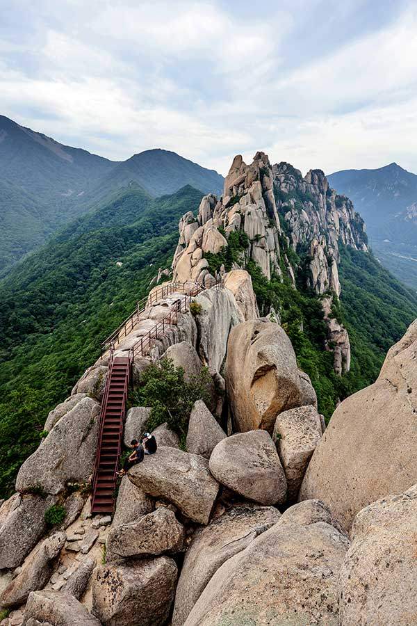 울산바위 상부전망대에서 보이는 울산바위 능선.&nbsp;앞으로 울산바위 하부전망대가 내려다 보인다.