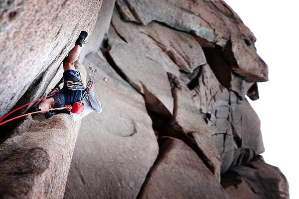 문리대길 2피치. 김종오 강사가 크랙 속에 넣을 캠을 고르고 있다.