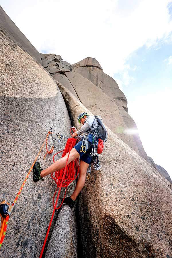 3피치 시작지점. 김종오 강사가 로프를 사리며 후등 빌레이를 볼 준비를 하고 있다.