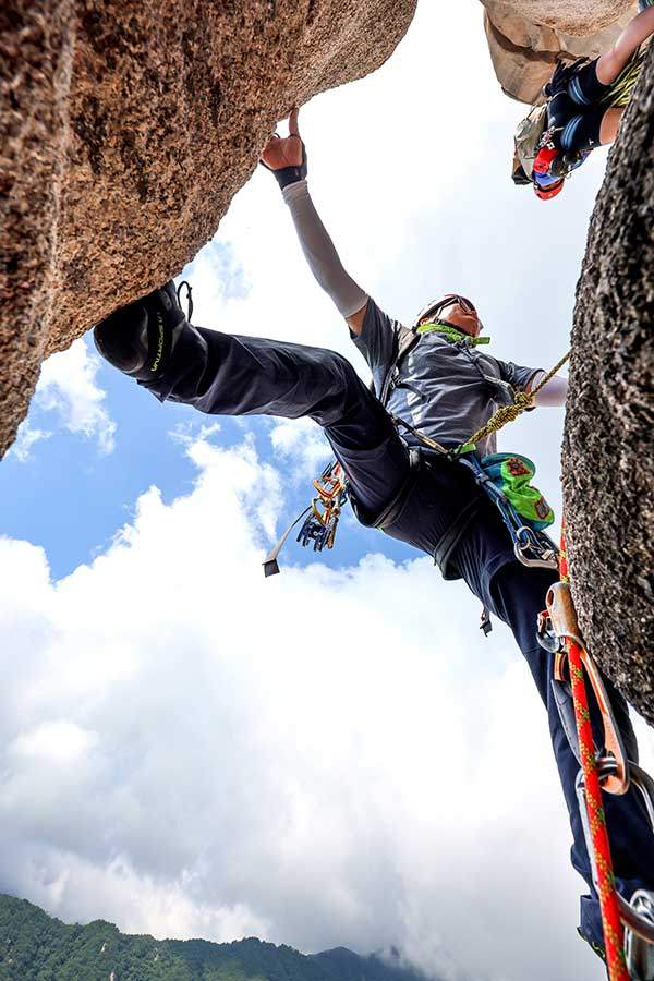 3피치 크랙 마지막 구간에서 다리를 벌려 확보지점으로 넘어가고 있다.