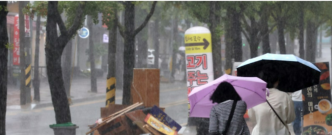 지난 17일 전북 전주시 효자로에서 우산을 쓴 시민들이 발걸음을 재촉하고 있다. 뉴스1