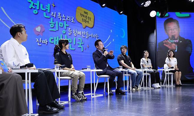 이재명 대통령이 19일 서울 마포구 구름아래 소극장에서 열린 2030 청년 소통·공감 토크콘서트에서 발언하고 있다. 대통령실통신사진기자단