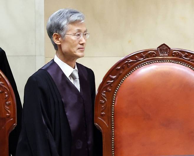 대법원장 입장 - 더불어민주당으로부터 사퇴 압박을 받고 있는 조희대 대법원장이 18일 오후 서울 서초구 대법원 대법정에서 열린 전원합의체 선고를 위해 입장하고 있다. 뉴스1