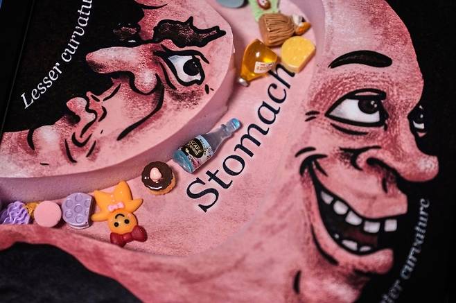 17일(현지시간) 미국 보스턴에서 공개된 2025년 이그노벨상 상패. AP 연합뉴스